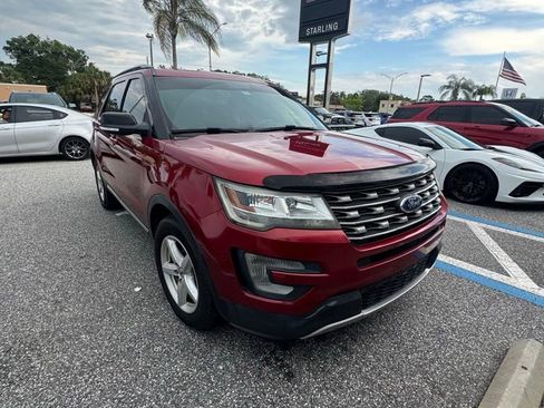 Used 2017 Ford Explorer XLT FWD image 2