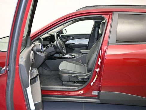 Certified 2025 Chevrolet Trax LT w/ LT Convenience Package image 20