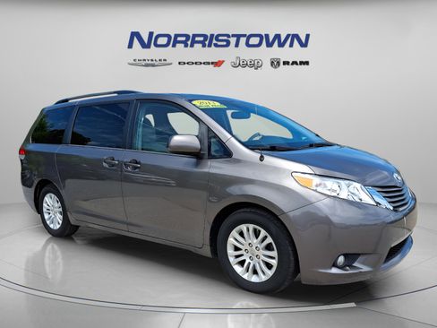 Used 2013 Toyota Sienna XLE FWD image 1