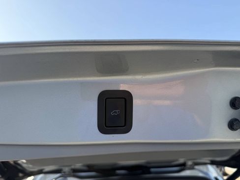 Used 2019 Toyota Highlander XLE FWD image 40