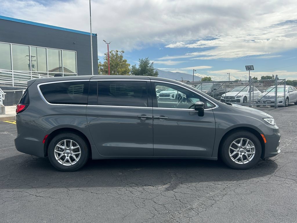 Used 2025 Chrysler Pacifica Select FWD image 2