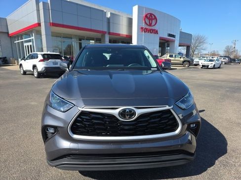 Used 2024 Toyota Highlander LE image 2