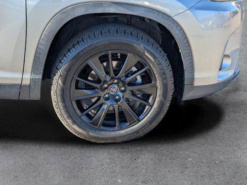 Used 2019 Toyota Highlander SE image 6