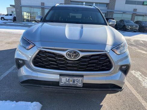 Used 2022 Toyota Highlander XLE image 2