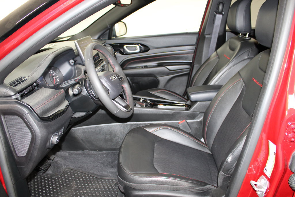 Used 2025 Jeep Compass Trailhawk AWD/4WD image 18
