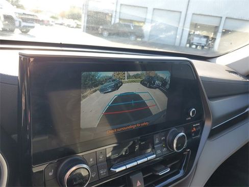Used 2023 Toyota Highlander XLE image 21