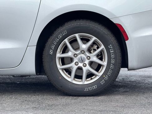 Used 2024 Chrysler Pacifica Touring-L image 3