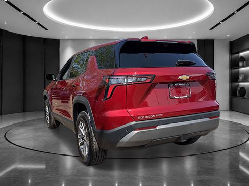 Certified 2025 Chevrolet Traverse LT w/ Driver Confidence Package FWD image 5