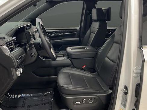 Used 2024 GMC Yukon XL Denali w/ Denali Reserve Package image 9