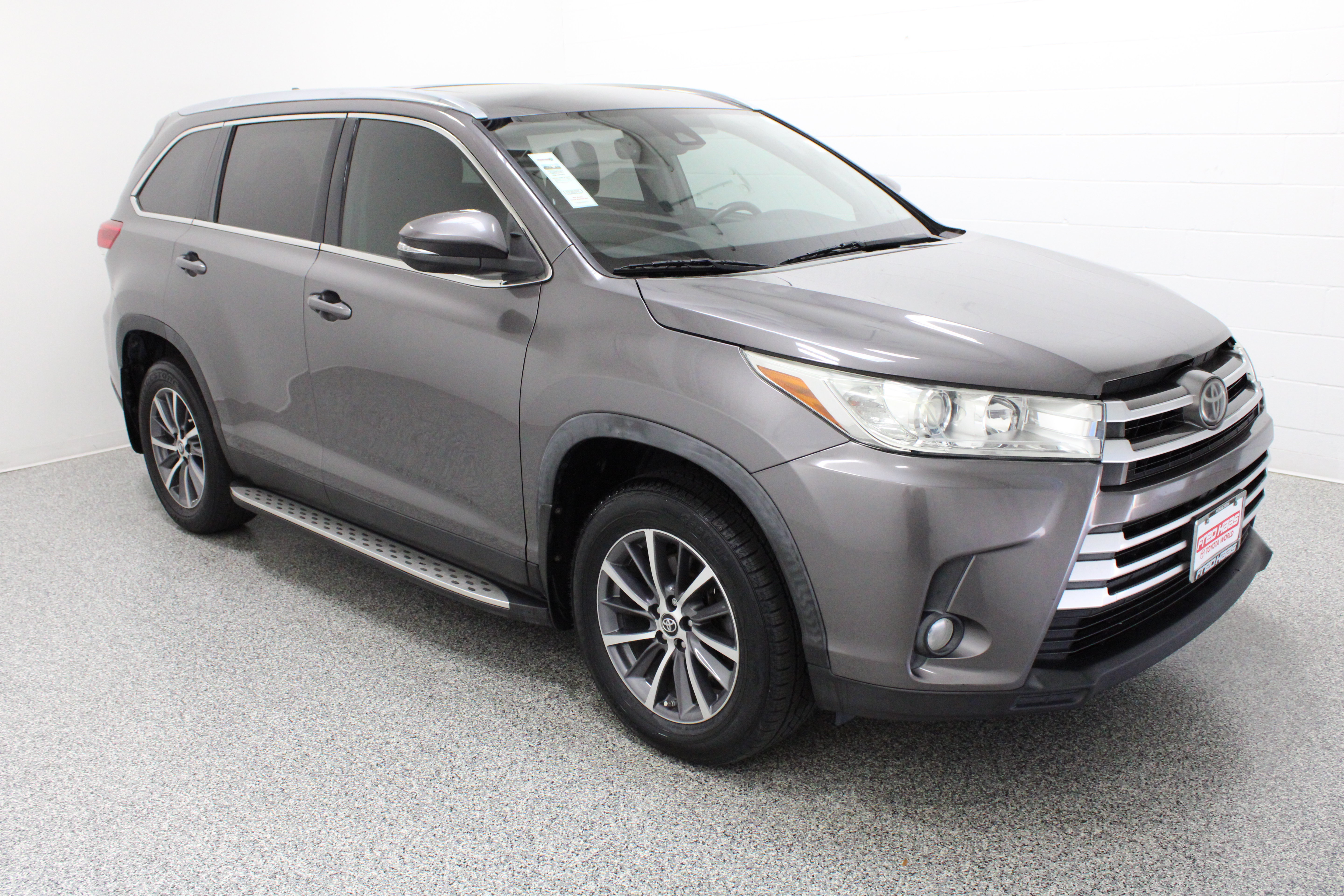 Used 2019 Toyota Highlander XLE FWD image 4