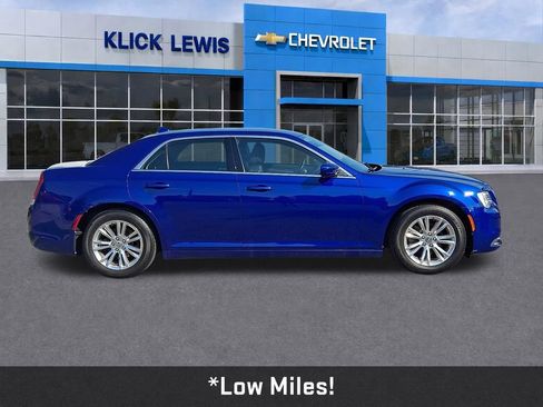 Used 2021 Chrysler 300 Touring w/ Driver Convenience Group RWD image 9