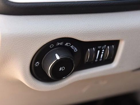 Used 2023 Chrysler Pacifica Touring-L FWD image 12