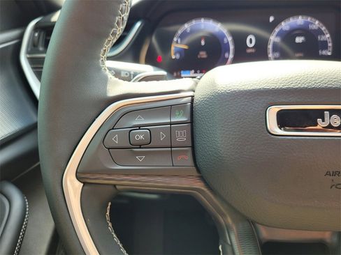 Used 2025 Jeep Grand Cherokee Laredo X w/ Luxury Tech Group I image 32