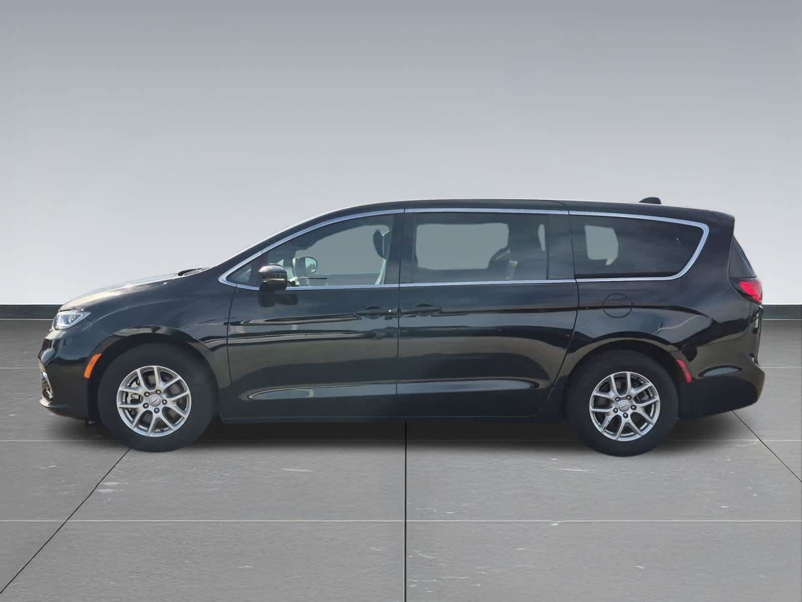 Used 2026 Chrysler Pacifica Select FWD image 3