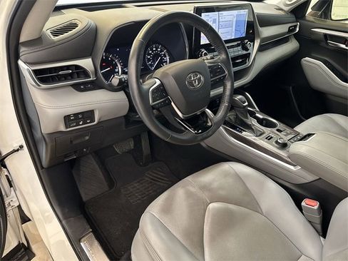 Used 2021 Toyota Highlander Platinum image 10