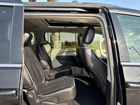 Used 2023 Chrysler Pacifica Limited FWD image 17