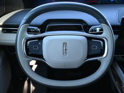 Used 2025 Lincoln Nautilus Premier image 14