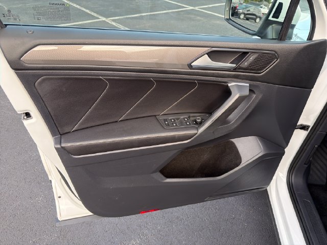 Used 2023 Volkswagen Tiguan SE w/ Panoramic Sunroof Package AWD/4WD image 11
