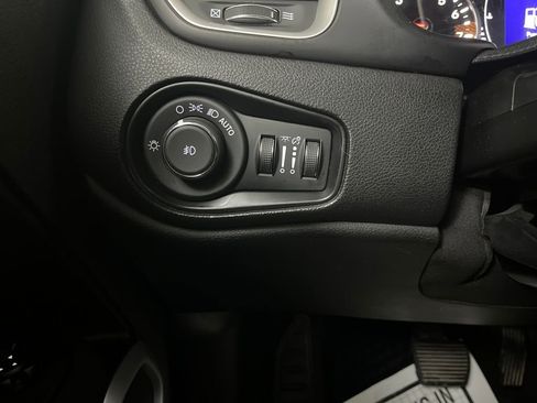 Used 2019 Jeep Renegade Latitude w/ Cold Weather Group image 61