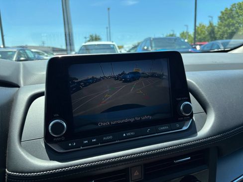 Used 2025 Nissan Rogue SV FWD image 25