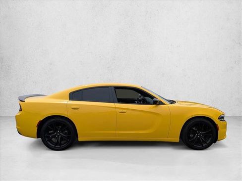 Used 2017 Dodge Charger SE w/ Blacktop Package RWD image 4