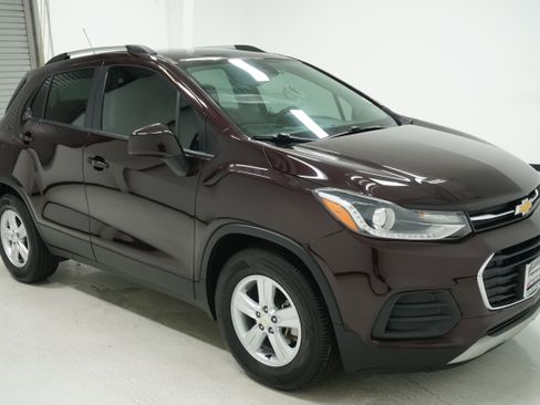 Used 2022 Chevrolet Trax LT w/ LPO, Cargo Package image 3