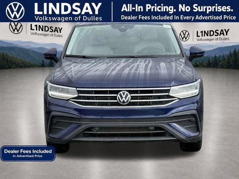 Used 2024 Volkswagen Tiguan SE w/ Panoramic Sunroof Package FWD image 3