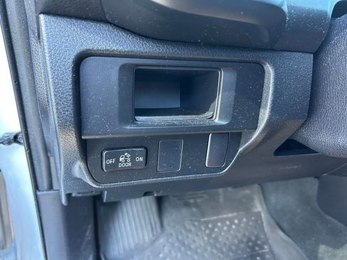 Used 2016 Toyota Tacoma SR image 17