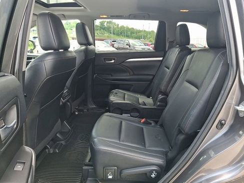 Used 2018 Toyota Highlander XLE AWD/4WD image 24
