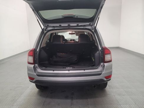 Used 2017 Jeep Compass Latitude FWD image 29