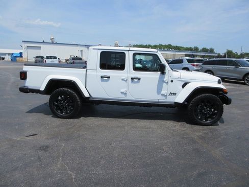 Used 2024 Jeep Gladiator Sport AWD/4WD image 4