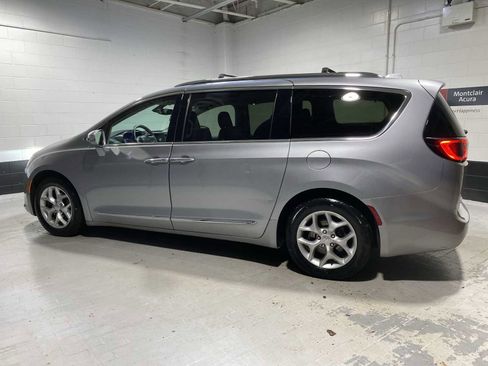 Used 2019 Chrysler Pacifica Limited image 3