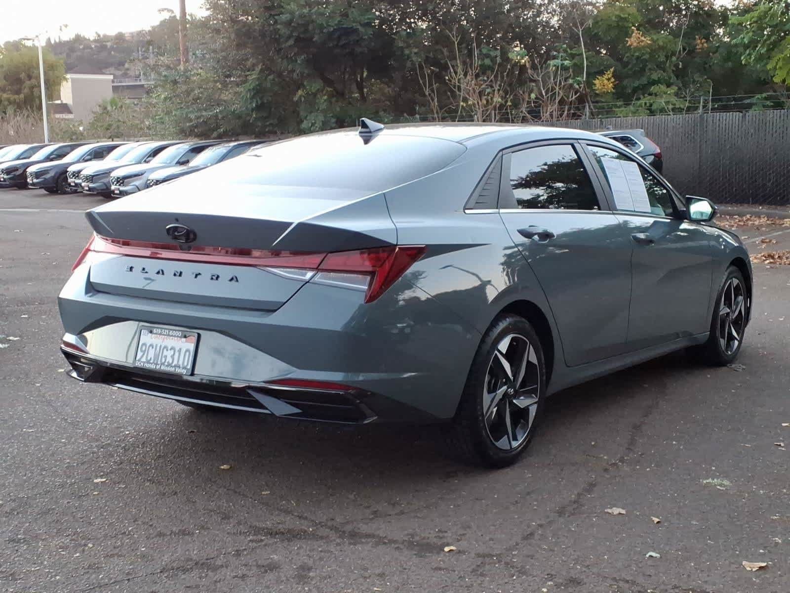 Used 2022 Hyundai Elantra SEL w/ Convenience + Premium Package FWD image 4
