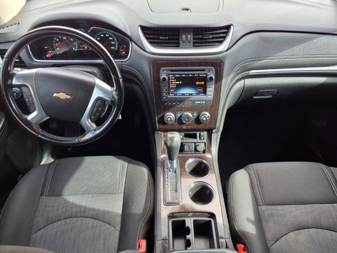Used 2017 Chevrolet Traverse LT w/ Style and Technology Package image 4
