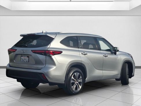 Used 2022 Toyota Highlander XLE image 5