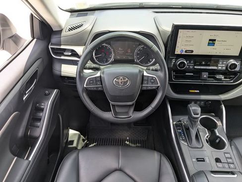 Used 2023 Toyota Highlander XLE FWD image 15