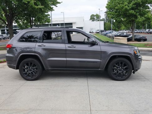 Used 2018 Jeep Grand Cherokee Altitude RWD image 10