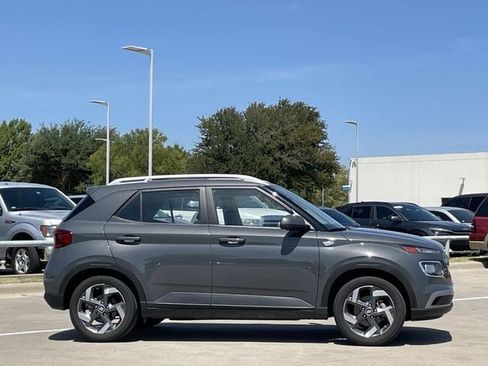 Used 2024 Hyundai Venue SEL FWD image 3