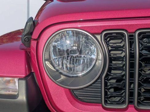 Used 2024 Jeep Gladiator Sport AWD/4WD image 9