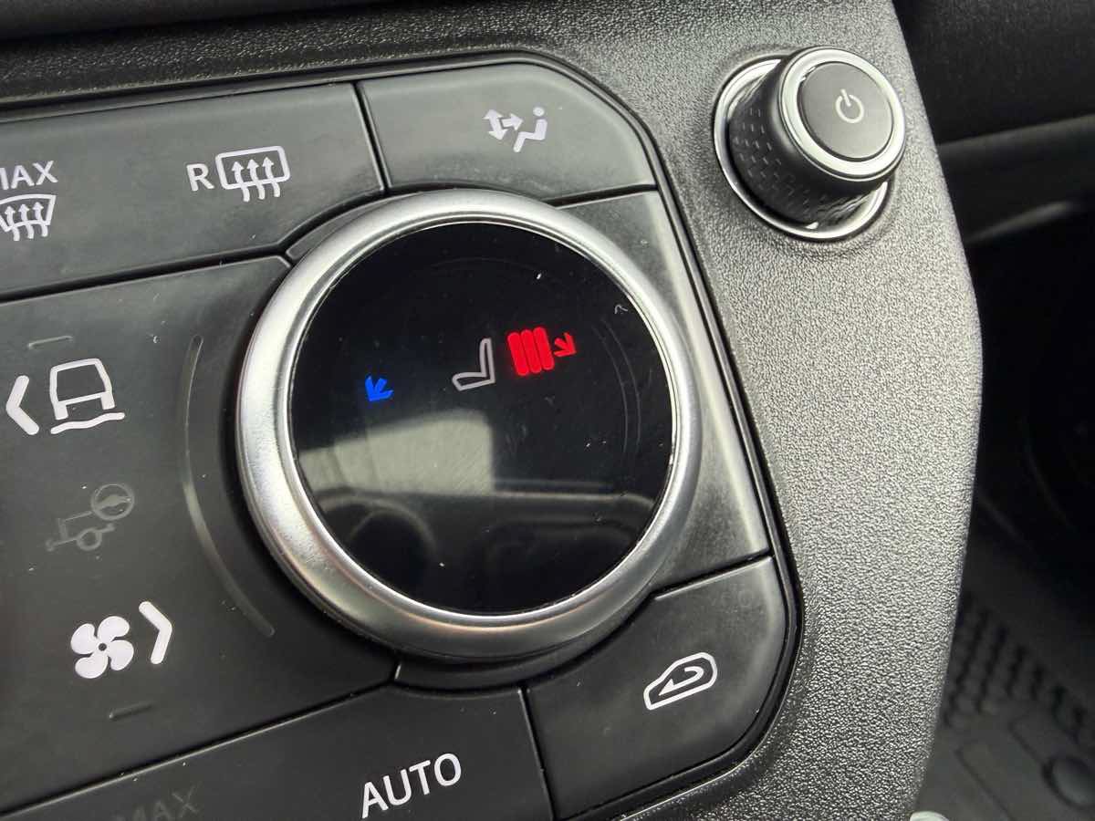 Used 2024 Land Rover Defender 130 X-Dynamic SE AWD/4WD image 33