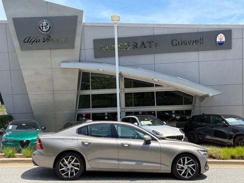 Used 2019 Volvo S60 T6 Momentum w/ Multimedia Package AWD/4WD image 4
