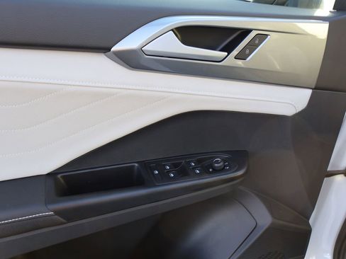New 2026 Volkswagen Taos SEL image 25