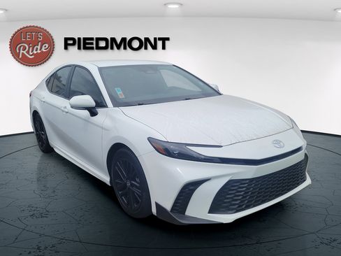 Used 2025 Toyota Camry LE FWD image 3