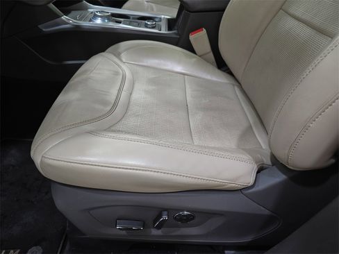 Used 2020 Ford Explorer Platinum w/ Premium Technology Package image 32