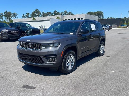 Used 2025 Jeep Grand Cherokee Laredo X AWD/4WD image 3