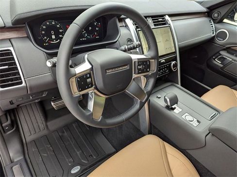 New 2025 Land Rover Discovery Dynamic SE image 7