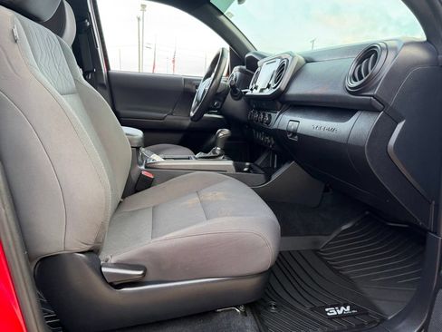 Used 2019 Toyota Tacoma TRD Off-Road AWD/4WD image 40