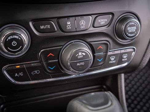 Used 2021 Jeep Cherokee Trailhawk image 23