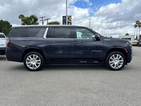 Used 2023 Chevrolet Suburban High Country AWD/4WD image 3