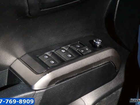 Used 2017 Toyota Tacoma SR5 image 9